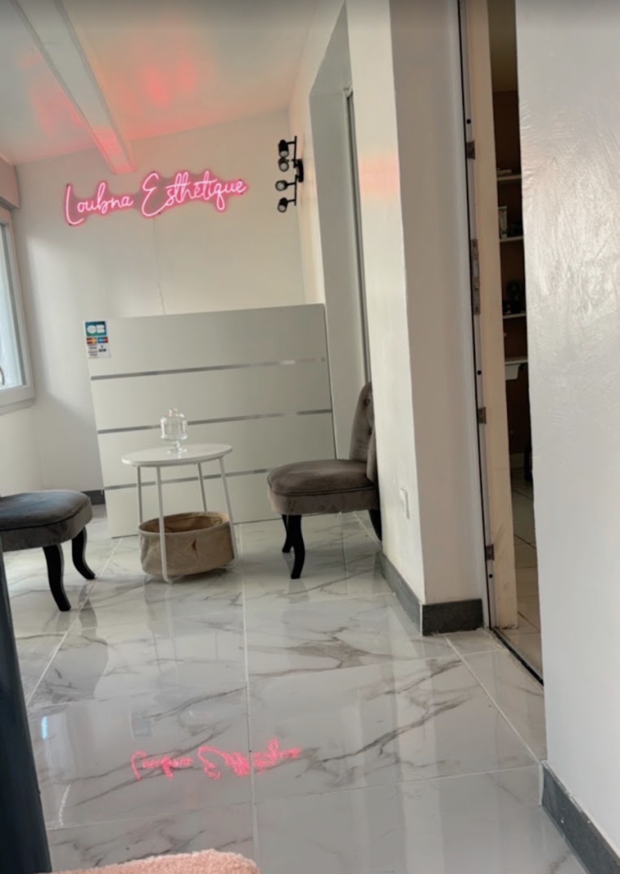 Entrée et accueil de l'institut Loubna Esthétique avec son enseigne néon